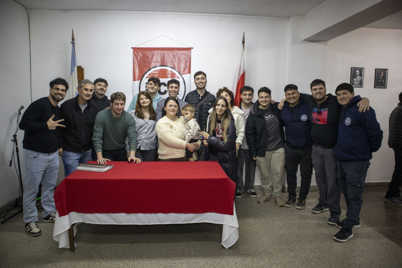 Militantes de la Juventud Radical Campana en la asunción de autoridades